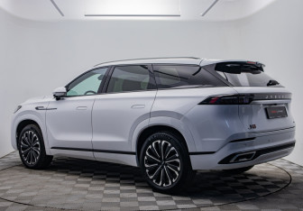 Подержанный автомобиль Jaecoo J8 2024 года (3 фото)