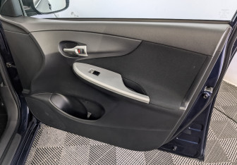 Подержанный автомобиль Toyota Corolla Sedan 2012 года (25 фото)