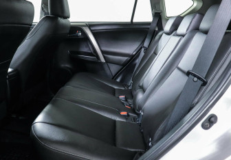 Подержанный автомобиль Toyota RAV4 2017 года (10 фото)