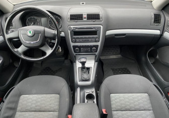 Подержанный автомобиль Skoda Octavia Liftback 2011 года (10 фото)