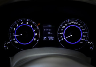 Подержанный автомобиль Infiniti QX70 2015 года (16 фото)