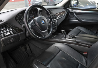 Подержанный автомобиль BMW X5 2010 года (17 фото)