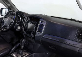 Подержанный автомобиль Mitsubishi Pajero 2015 года (6 фото)