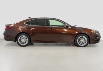 Подержанный автомобиль Lexus ES 2018 года (4 фото)