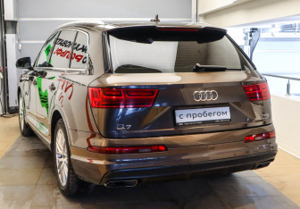 Подержанный автомобиль Audi Q7 2015 года (6 фото)