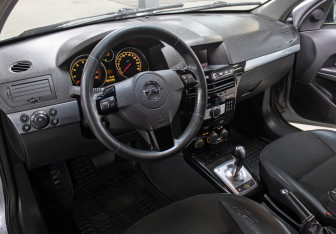 Подержанный автомобиль Opel Astra Sedan 2007 года (15 фото)