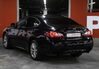 Подержанный автомобиль Infiniti Q70 2014 года (7 фото)