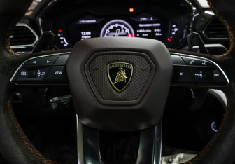 Подержанный автомобиль Lamborghini Urus 2020 года (22 фото)