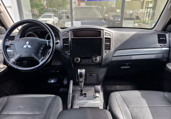 Подержанный автомобиль Mitsubishi Pajero 2011 года (12 фото)