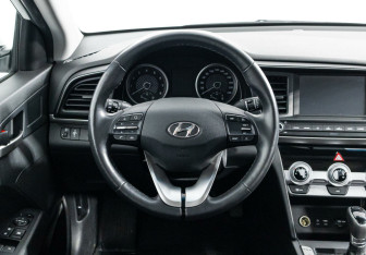 Подержанный автомобиль Hyundai Elantra Sedan 2020 года (8 фото)