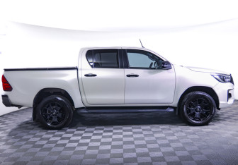 Подержанный автомобиль Toyota Hilux 2020 года (4 фото)