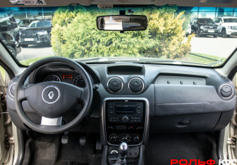 Подержанный автомобиль Renault Duster 2012 года (10 фото)