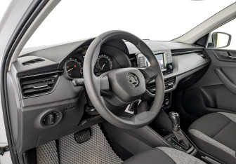 Подержанный автомобиль Skoda Rapid Liftback 2021 года (16 фото)