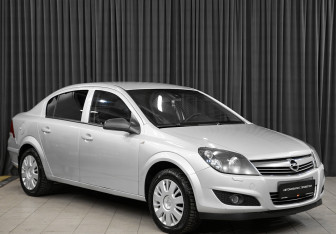 Подержанный автомобиль Opel Astra Sedan 2011 года (3 фото)