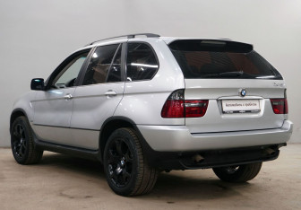 Подержанный автомобиль BMW X5 2003 года (6 фото)