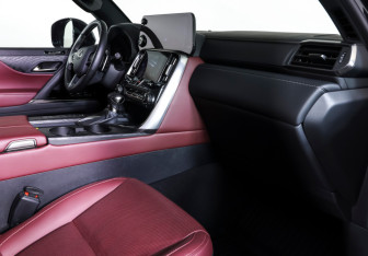 Подержанный автомобиль Lexus LX 2025 года (12 фото)