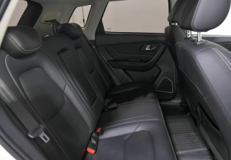 Подержанный автомобиль FAW Besturn X40 2019 года (16 фото)