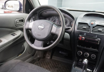 Подержанный автомобиль Nissan Almera Classic 2008 года (10 фото)