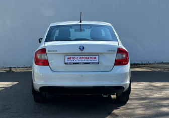 Подержанный автомобиль Skoda Rapid Liftback 2015 года (6 фото)