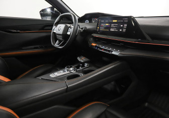 Подержанный автомобиль Changan UNI-V 2023 года (9 фото)