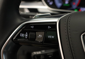 Подержанный автомобиль Audi A8 2021 года (13 фото)
