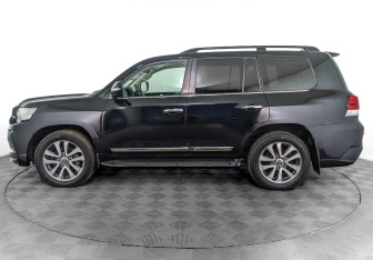 Подержанный автомобиль Toyota Land Cruiser Suv 2017 года (8 фото)