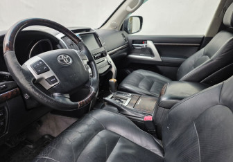 Подержанный автомобиль Toyota Land Cruiser Suv 2012 года (9 фото)