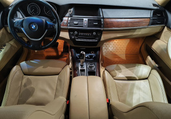 Подержанный автомобиль BMW X5 2011 года (10 фото)