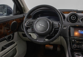Подержанный автомобиль Jaguar XJ 2014 года (15 фото)