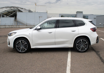 Подержанный автомобиль BMW X1 2024 года (8 фото)