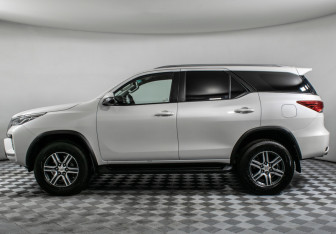 Подержанный автомобиль Toyota Fortuner 2021 года (8 фото)