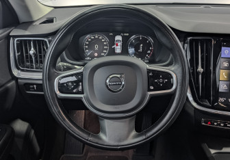 Подержанный автомобиль Volvo V60 2020 года (22 фото)