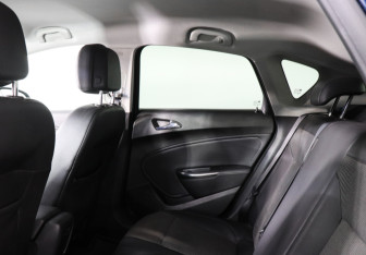 Подержанный автомобиль Opel Astra Hatchback 2011 года (8 фото)