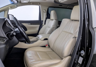 Подержанный автомобиль Toyota Alphard 2018 года (21 фото)