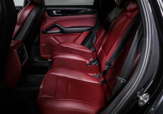 Подержанный автомобиль Porsche Cayenne 2019 года (10 фото)