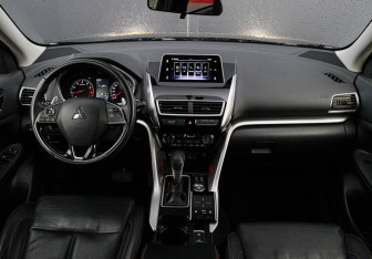 Подержанный автомобиль Mitsubishi Eclipse Cross 2018 года (10 фото)
