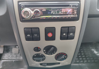 Подержанный автомобиль Renault Logan Sedan 2007 года (13 фото)