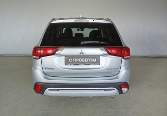 Подержанный автомобиль Mitsubishi Outlander 2020 года (5 фото)