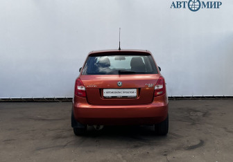 Подержанный автомобиль Skoda Fabia Hatchback 2010 года (6 фото)