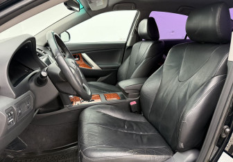 Подержанный автомобиль Toyota Camry Sedan 2011 года (10 фото)