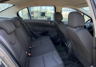 Подержанный автомобиль Peugeot 408 2012 года (20 фото)