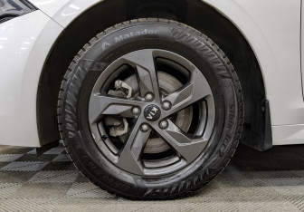 Подержанный автомобиль Kia K5 2021 года (18 фото)