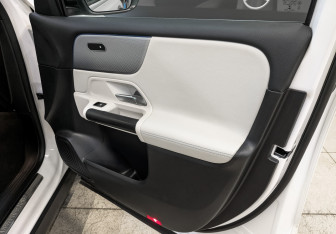 Подержанный автомобиль Mercedes-Benz GLB 2021 года (24 фото)