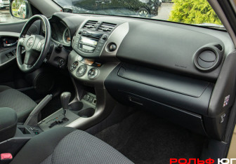 Подержанный автомобиль Toyota RAV4 2011 года (7 фото)
