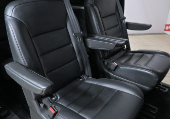 Подержанный автомобиль Peugeot Traveller 2019 года (15 фото)