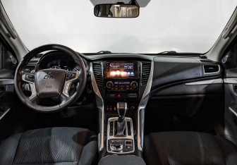 Подержанный автомобиль Mitsubishi Pajero Sport 2018 года (14 фото)