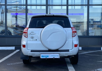 Подержанный автомобиль Toyota RAV4 2012 года (6 фото)