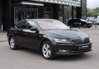 Подержанный автомобиль Skoda Superb Liftback 2015 года (3 фото)