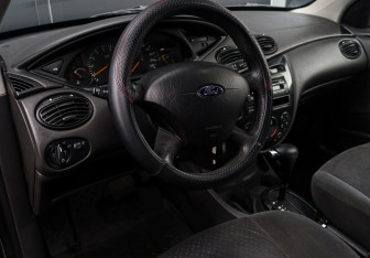 Подержанный автомобиль Ford Focus Sedan 2004 года (14 фото)