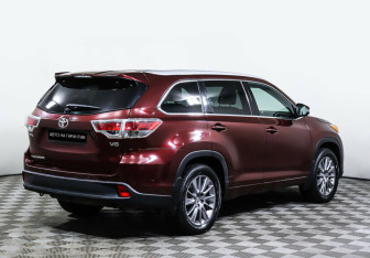 Подержанный автомобиль Toyota Highlander 2014 года (3 фото)